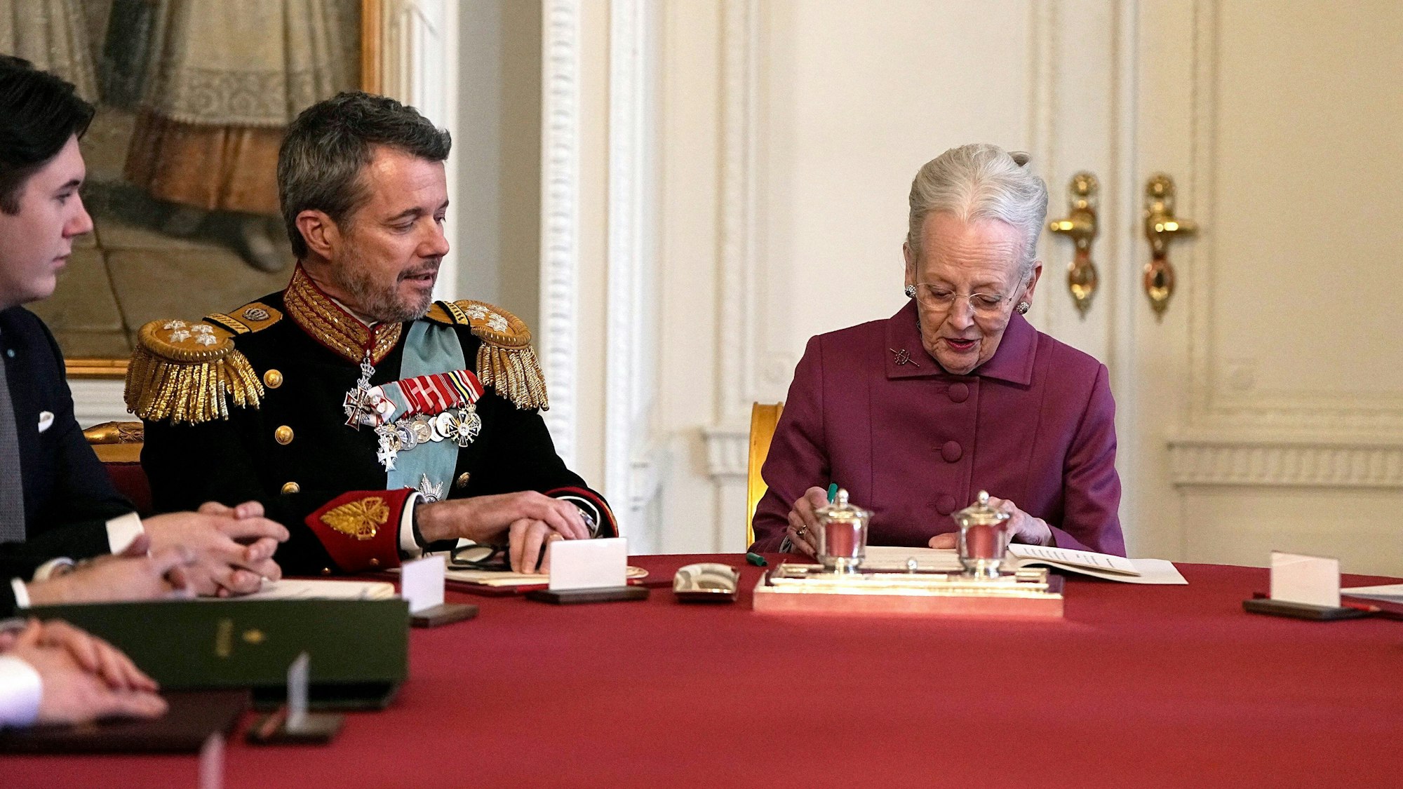 Königin Margrethe II. von Dänemark unterzeichnet im Staatsrat von Schloss Christiansborg die Abdankungserklärung.