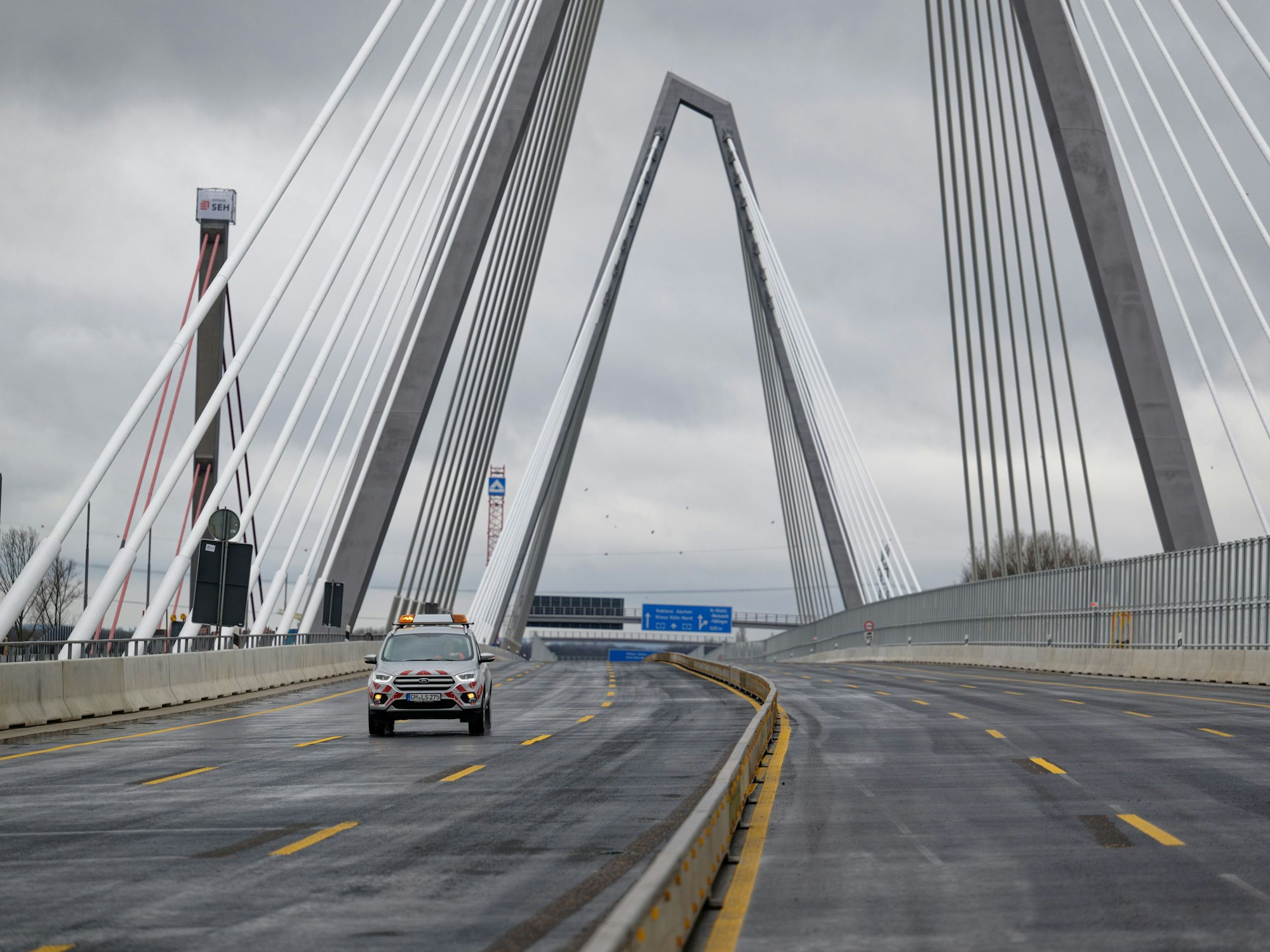 Ein Baufahrzeug überquert vor der Verkehrsfreigabe der neuen Leverkusener Brücke die Brücke.+