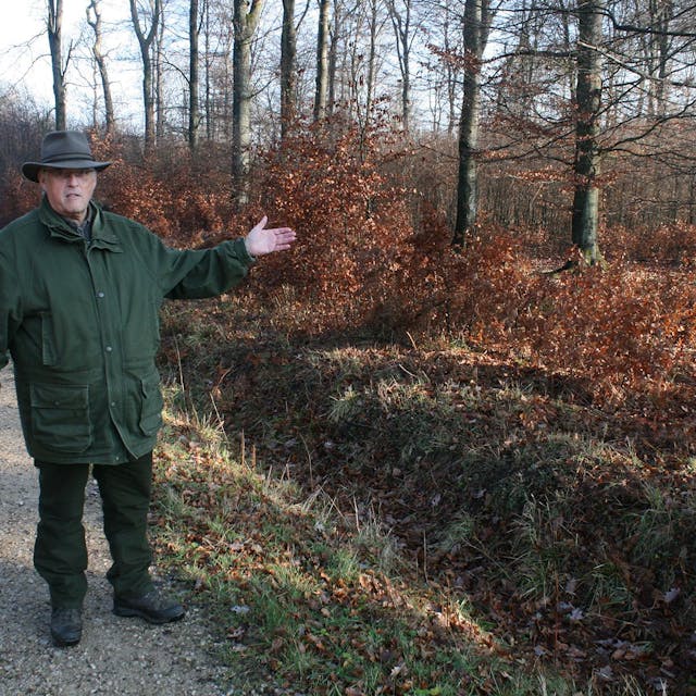 Ditmar Krumpen steht auf einem Weg im Dahlemer Gemeindewald.