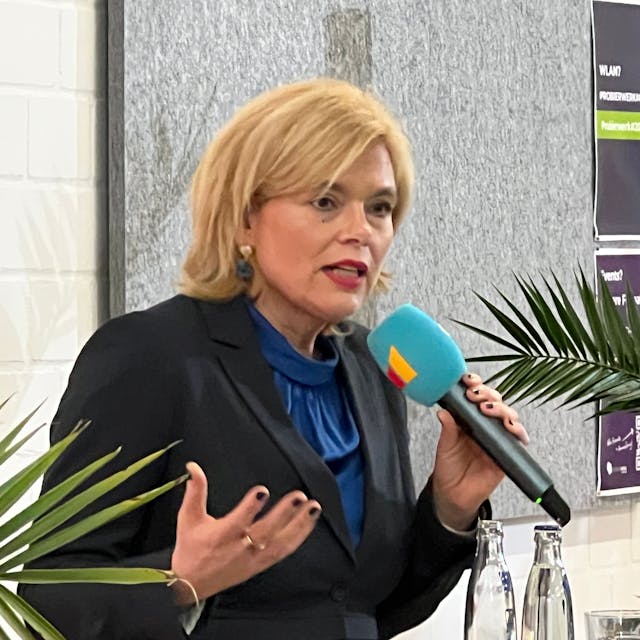 Julia Klöckner, Wirtschaftspolitische Sprecherin der CDU-Bundestagsfraktion. besucht das Probierwerk Leverkusen und spricht zu Unternehmerinnen und Unternehmern aus der Stadt und der Region.