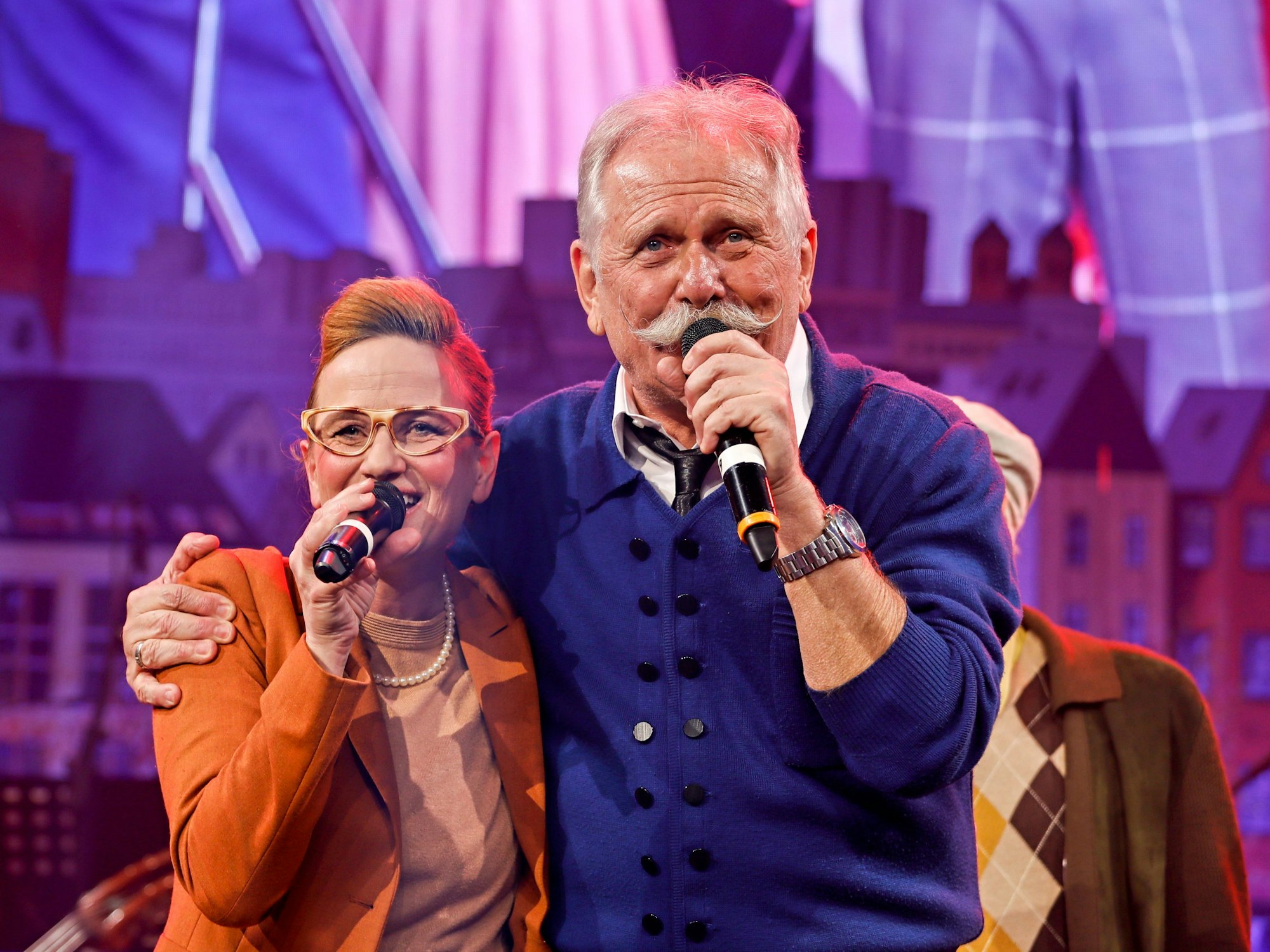 Henning Krautmacher singt mit Vera Bolten.