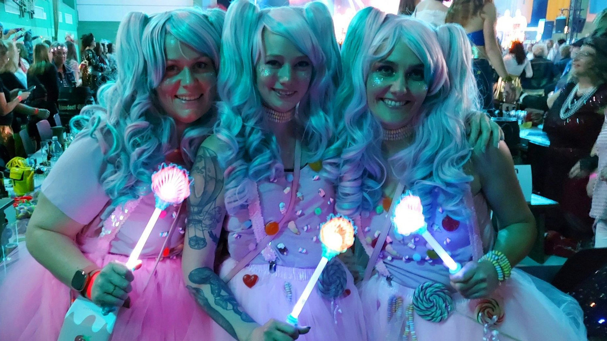 Drei Frauen sind als Candy-Girls verkleidet.