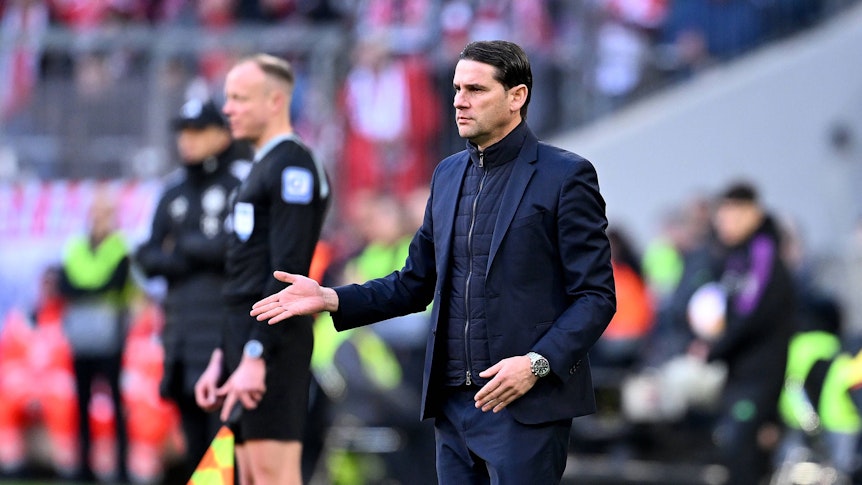 Trainer von Borussia Mönchengladbach zeigt etwas mit der Hand an.
