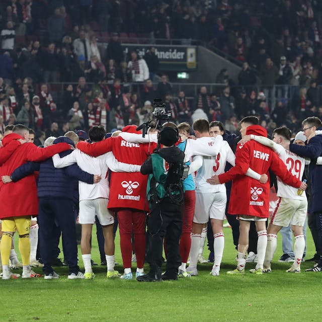 Mannschaft, Trainerteam und Stab des 1. FC Köln bilden nach dem 2:0-Sieg gegen Eintracht Frankfurt einen Kreis.