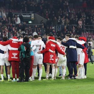 Mannschaft, Trainerteam und Stab des 1. FC Köln bilden nach dem 2:0-Sieg gegen Eintracht Frankfurt einen Kreis.
