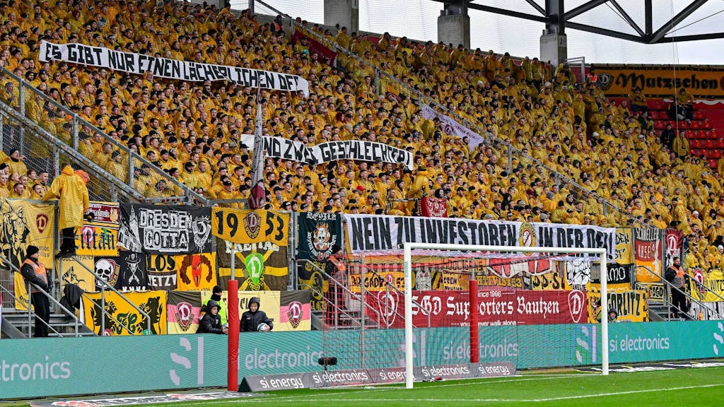 Im Gästeblock in Ingolstadt präsentieren die Fans von Dynamo Dresden am Sonntag (4. Februar 2024) ein Plakat mit der Botschaft „Es gibt nur einen lächerlichen DFB … und zwei Geschlechter!“