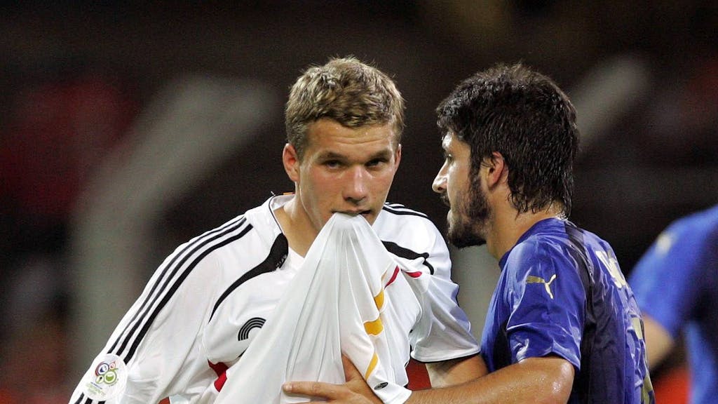 Lukas Podolski beißt in sein Trikot, Gennaro Gattuso neben ihm.&nbsp;