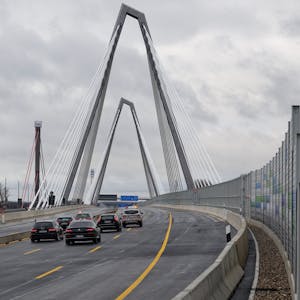 Die ersten Fahrzeuge fahren nach der Verkehrsfreigabe der neuen Leverkusener Brücke über die Brücke.