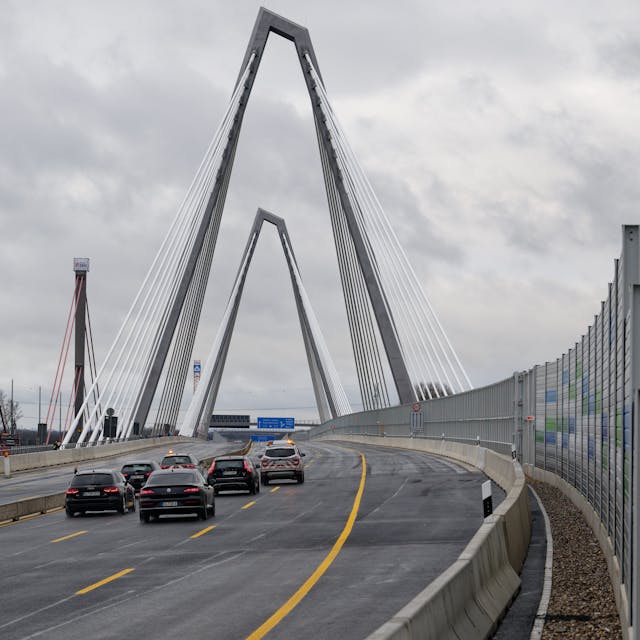 Die ersten Fahrzeuge fahren nach der Verkehrsfreigabe der neuen Leverkusener Brücke über die Brücke.