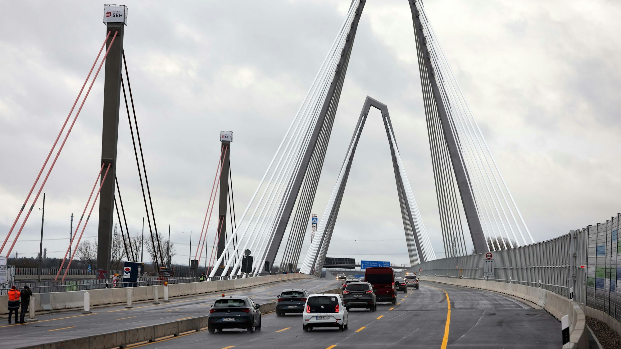 Die Ersten Fahrzeuge fahren nach der Verkehrsfreigabe der neuen Leverkusener Brücke über die Brücke.