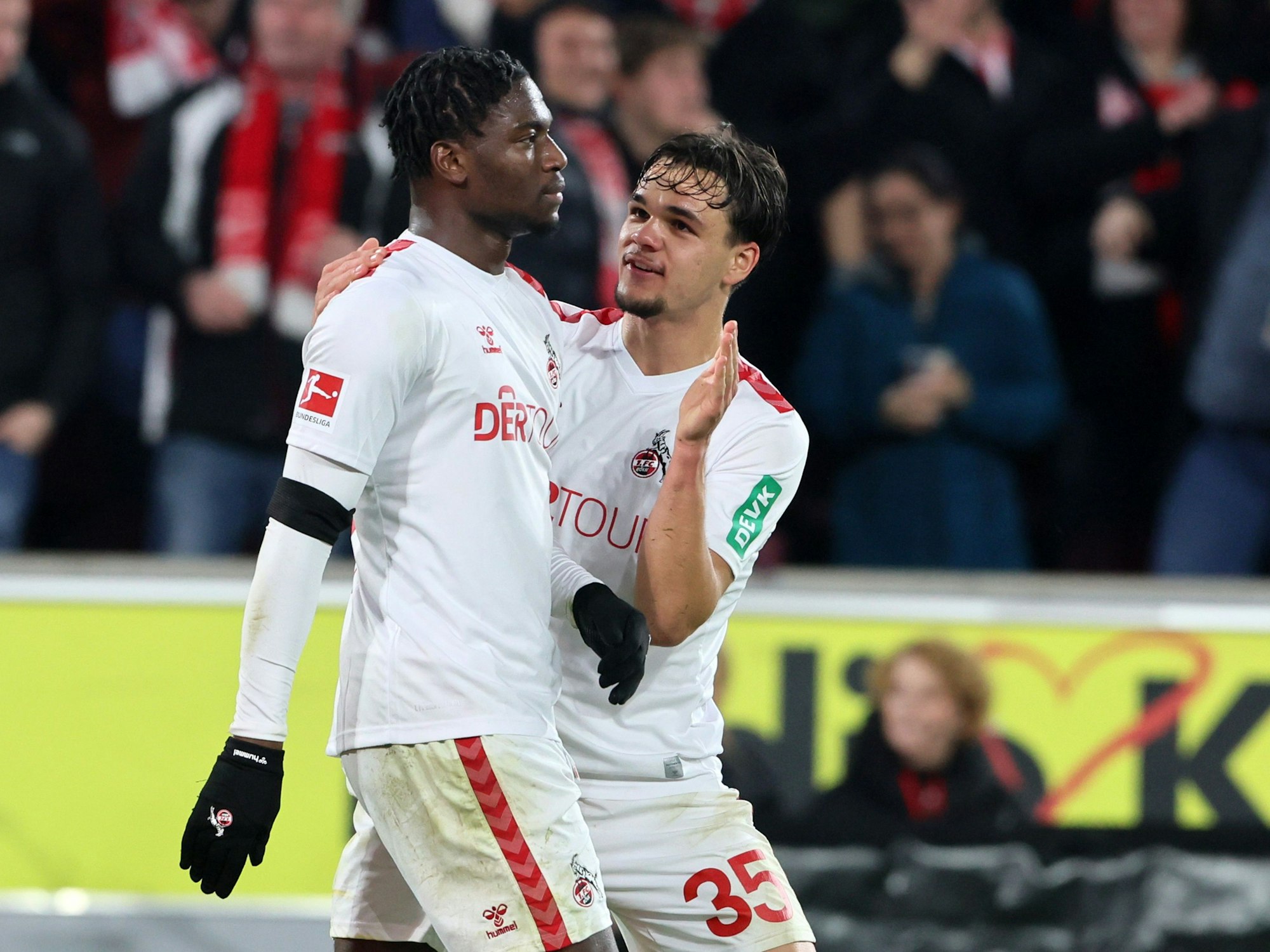 Faride Alidou und Max Finkgräfe jubeln über den Sieg des 1. FC Köln.