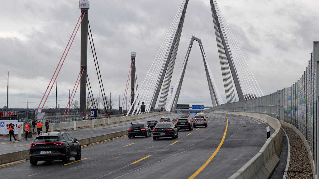 Die ersten Autos fahren nach der Verkehrsfreigabe über die neue Leverkusener Brücke.