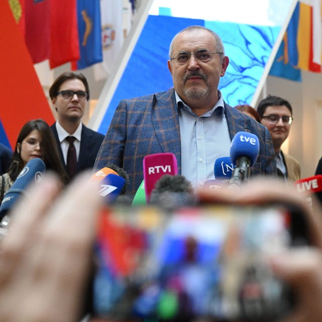 „Bürgerinitiative“-Kandidat Boris Nadeschdin spricht vor Unterstützern bei einer Wahlkampfrede.