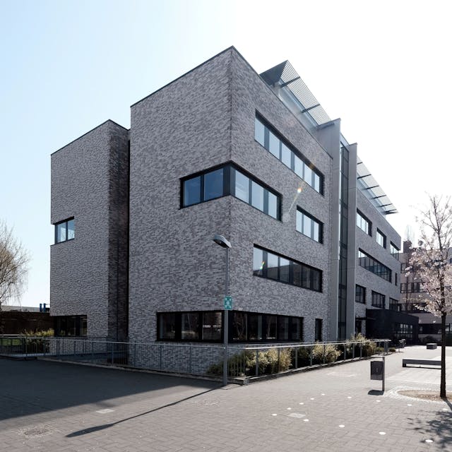Das Bild zeigt die Rheinische Fachhochschule in Ehrenfeld.