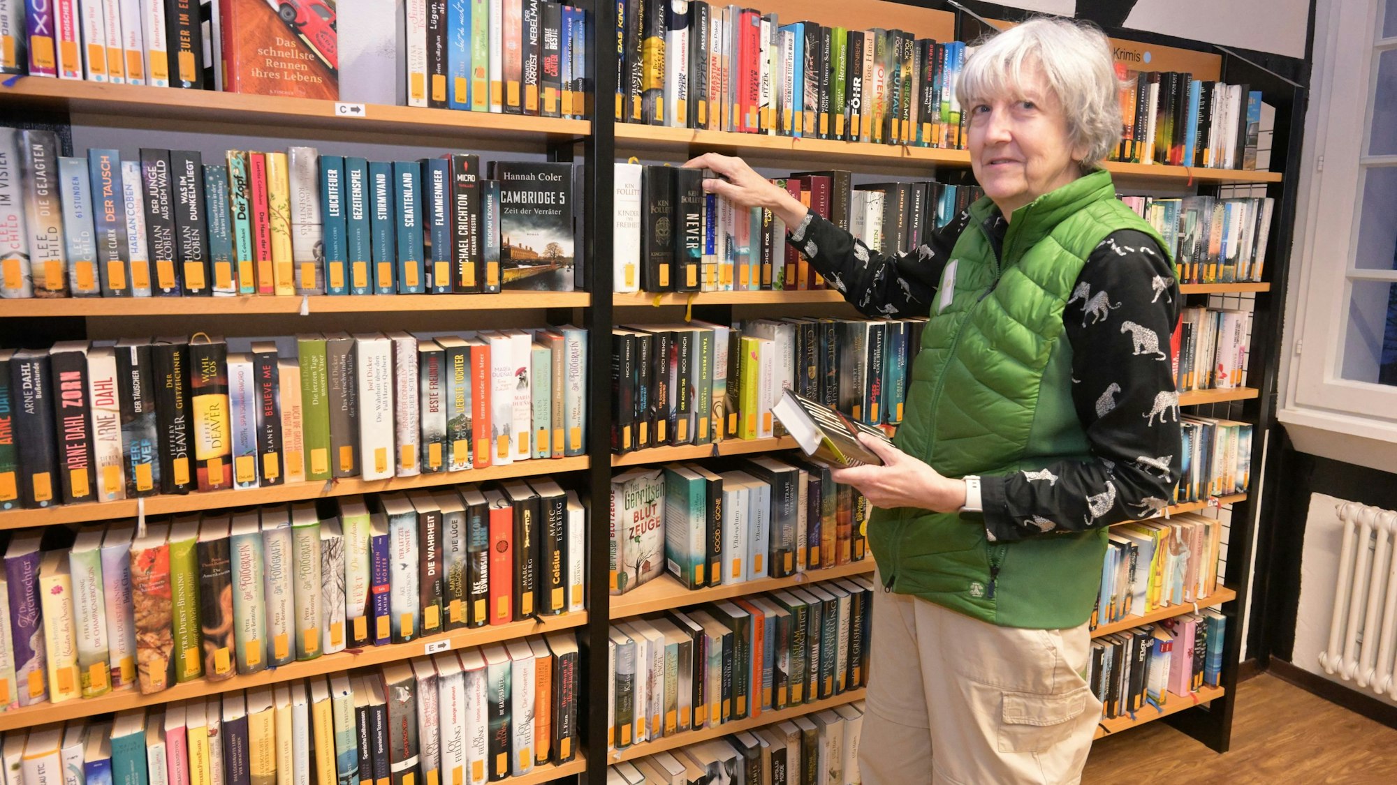 Barbara Dinges vor einem Bücherregal in der Odenthaler Bücherei