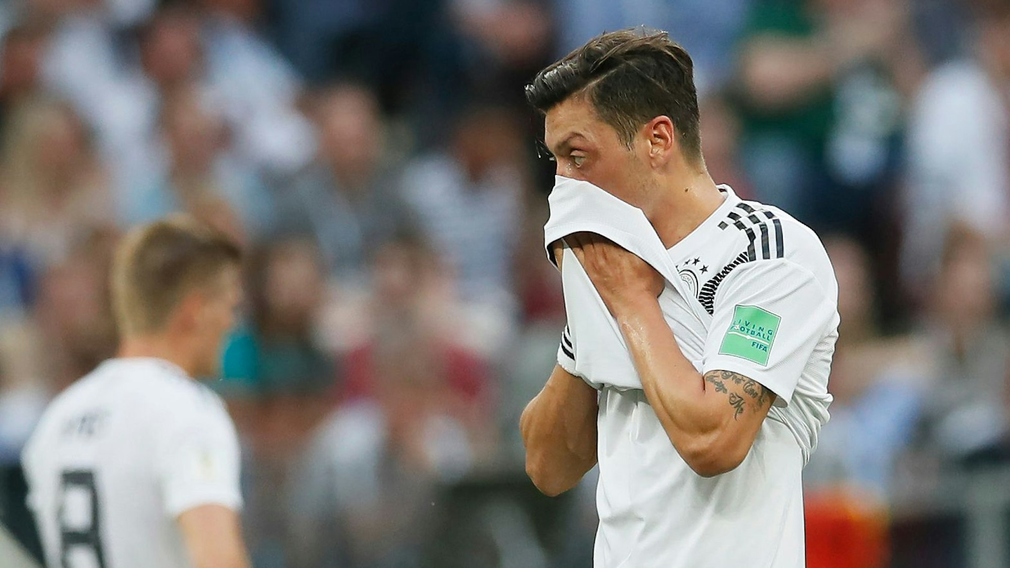 Mesut Özil aus Deutschland steht enttäuscht auf dem Platz.
