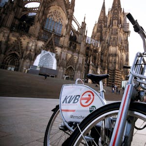 Leihfahrräder der Kölner Verkehrs-Betriebe stehen am in Köln vor dem Dom. (Archivbild)
