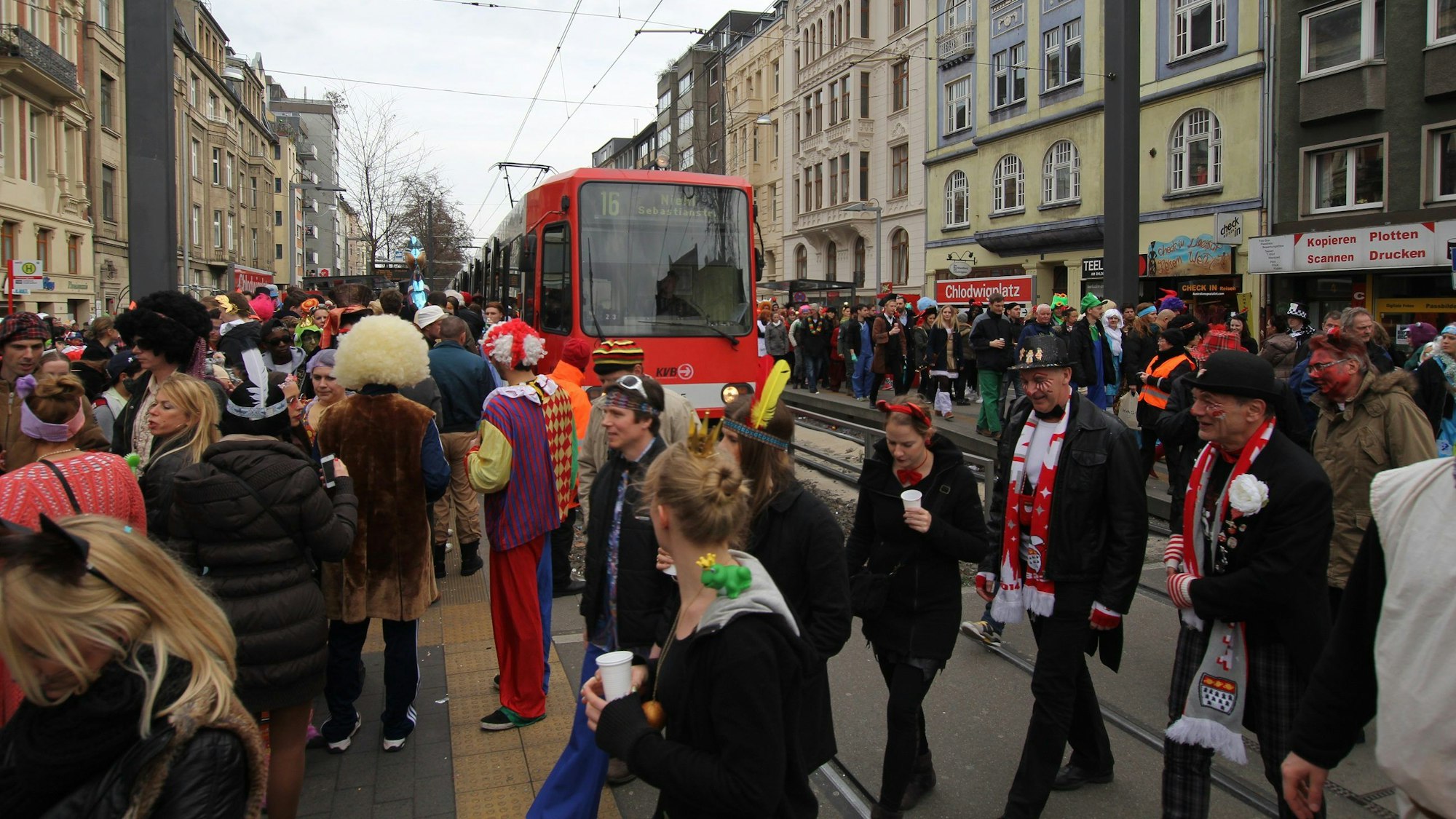Verkleidete Fahrgäste vor einer Bahn der Linie 16 der KVB an der Haltestelle Chlodwigplatz in der Kölner Südstadt (Symbolbild)