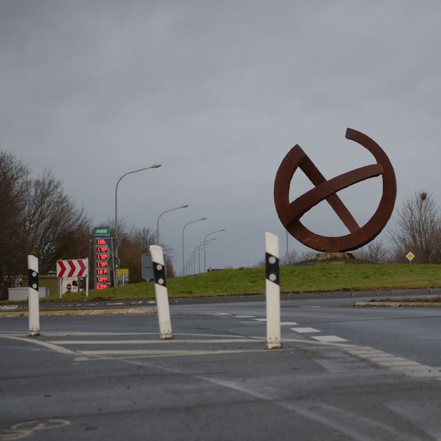Der Kreisverkehr an der Einfahrt  zum Euskirchener Industriegebiet am Silberberg, in dessen Zentrum eine Skulptur steht.