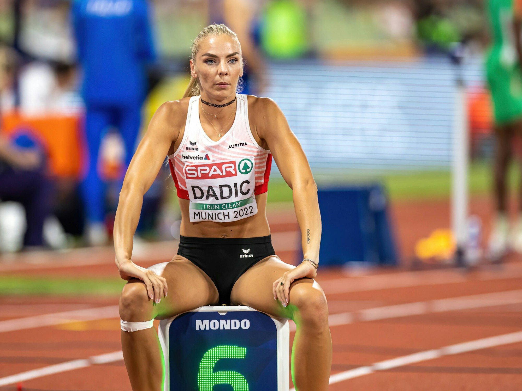 Ivona Dadic sitzt auf einem Startnummernblock vor einem Wettkampf.