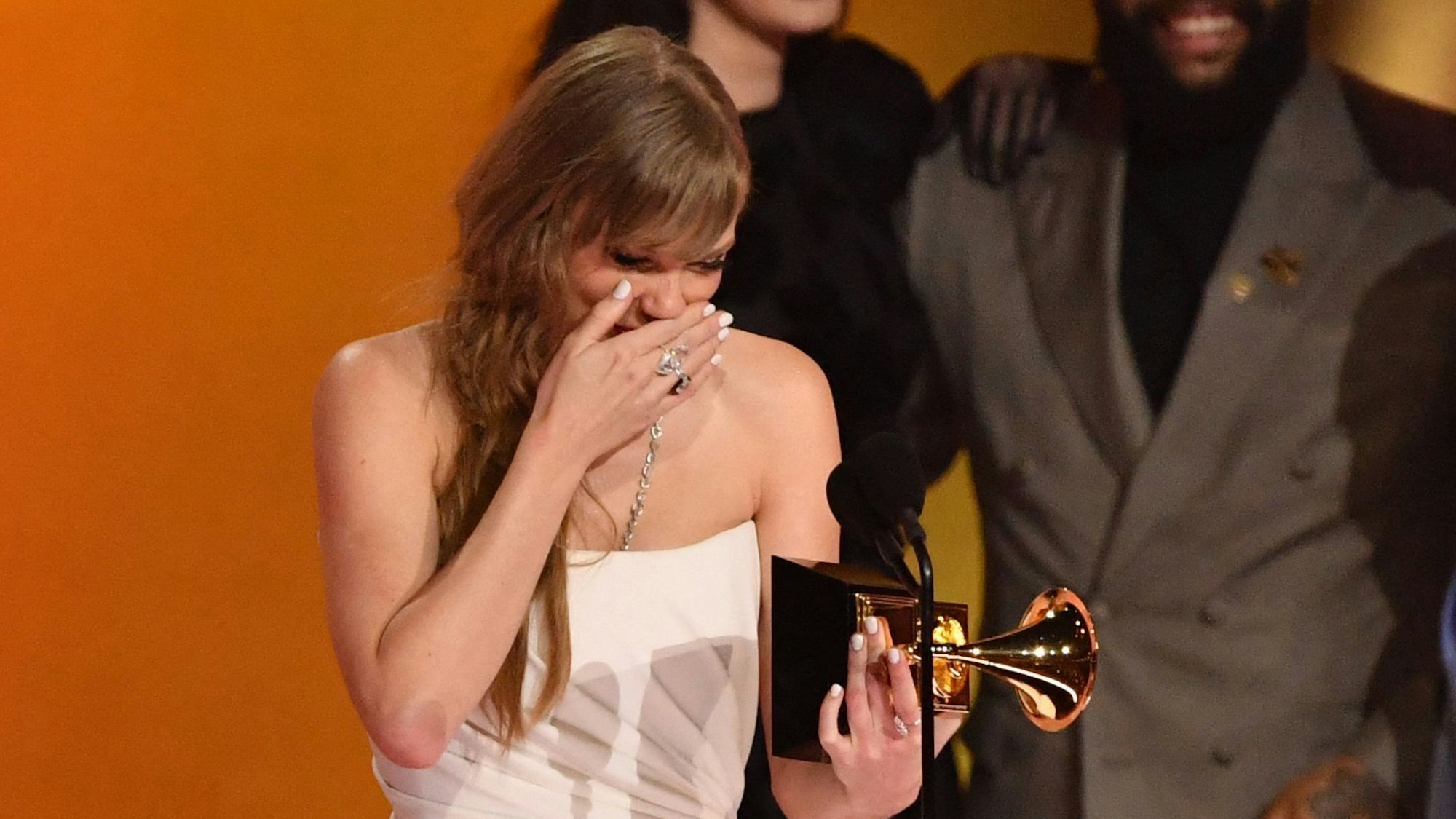 Los Angeles: Taylor Swift nimmt den Preis für das Album des Jahres für „Midnights“ während der Verleihung der 66. jährlichen Grammy Awards entgegen.