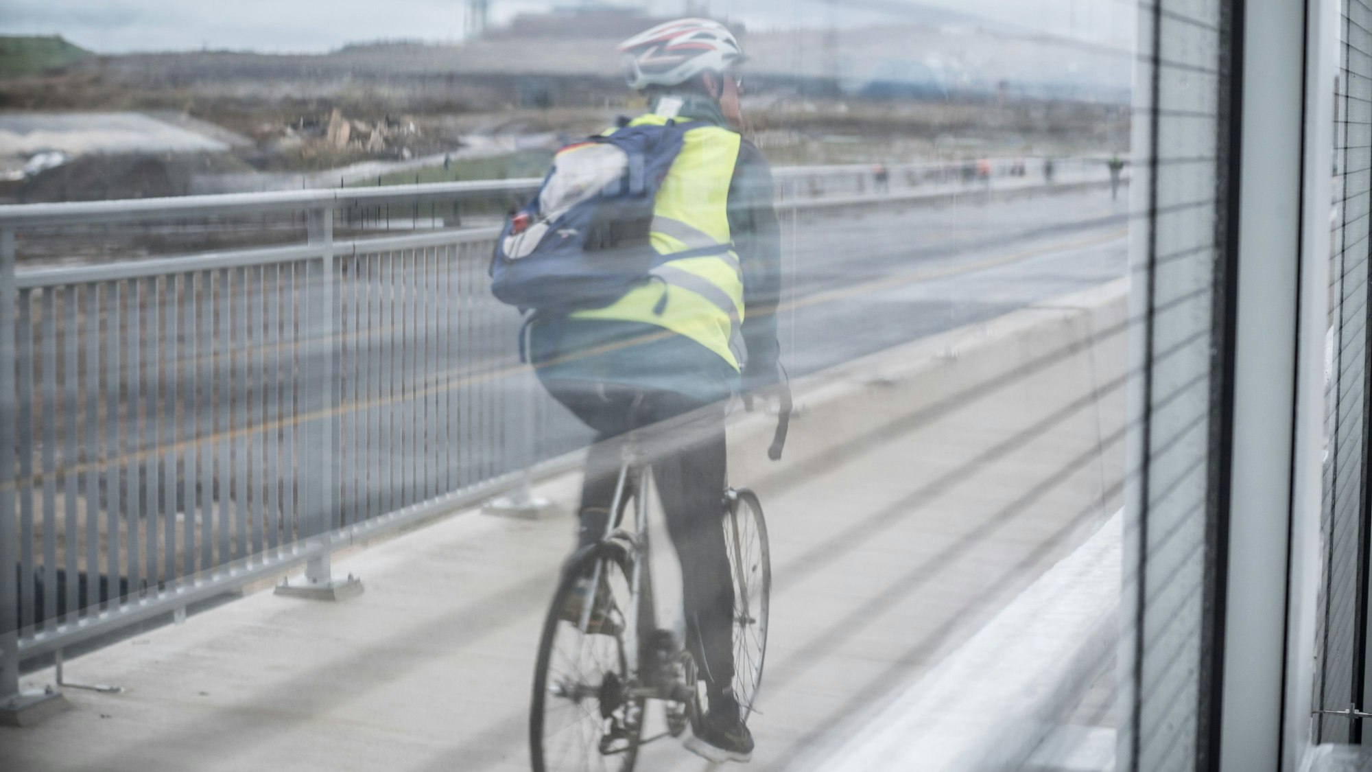 Ein Radfahrer fährt über die neu eröffnete Leverkusener Brücke: Der eigentliche Sündenfall ist die vernachlässigte Sanierung aller Verkehrswege, nicht nur der Straße.