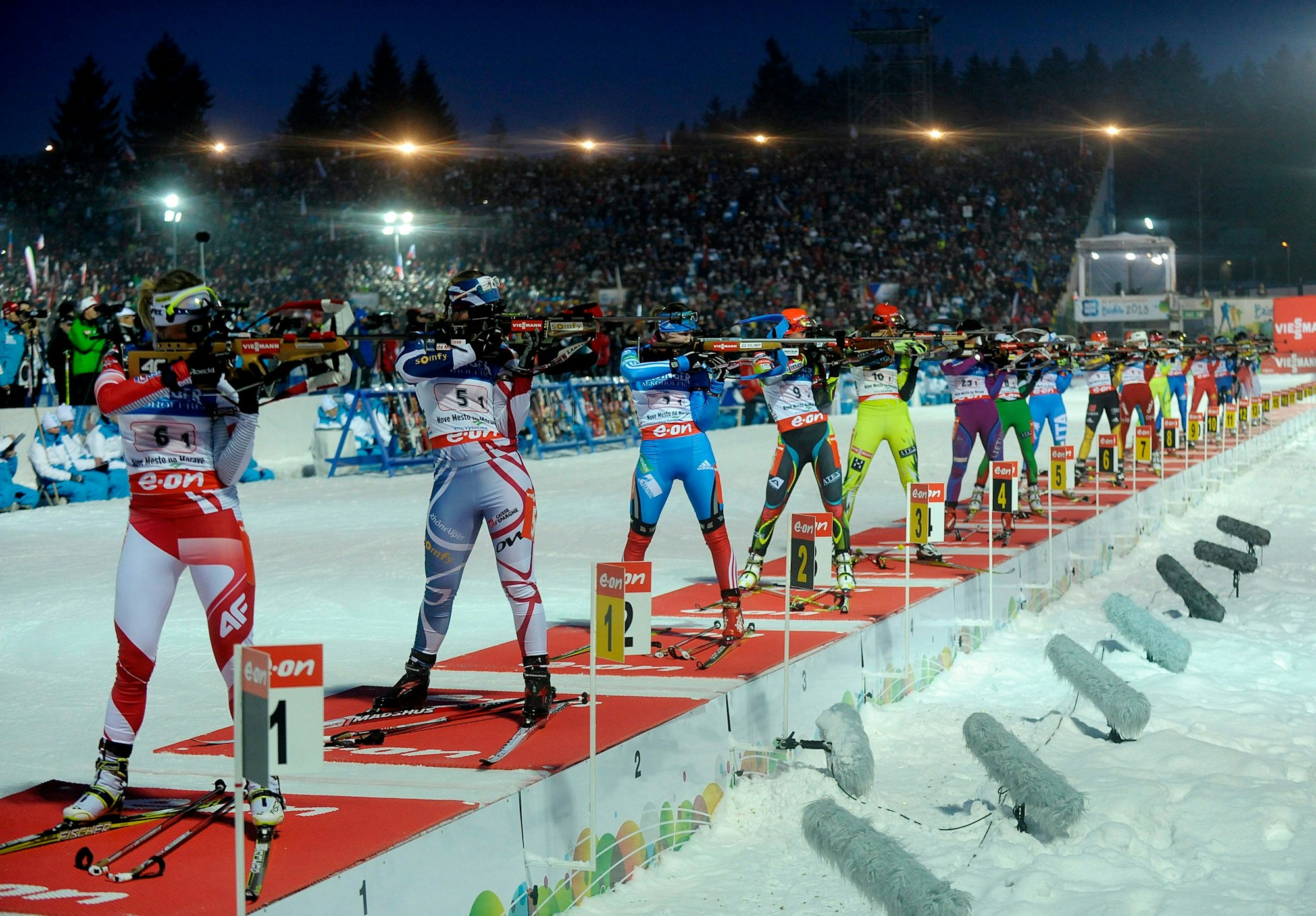 Auch bei der bisher letzten Biathlon-WM in Nove Mesto (hier ein Bild von der Frauen-Staffel am 14. Februar 2023) wurden einige Rennen bei Dunkelheit ausgetragen.