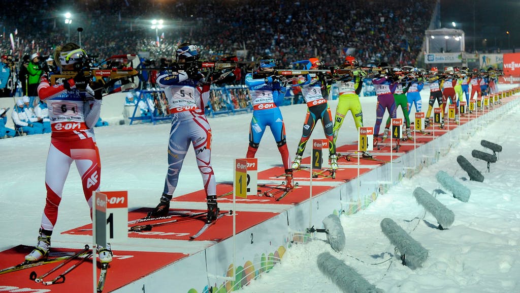 Auch bei der bisher letzten Biathlon-WM in Nove Mesto (hier ein Bild von der Frauen-Staffel am 14. Februar 2023) wurden einige Rennen bei Dunkelheit ausgetragen.