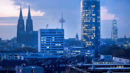 Blick auf die Kölner Skyline mit Dom und LVR-Turm vom Dach der Lanxessarena aus gesehen.