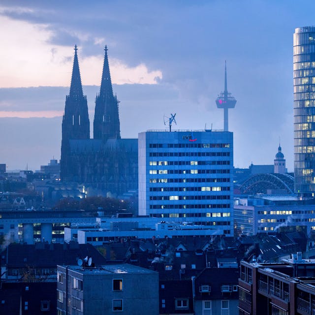 Blick auf die Kölner Skyline mit Dom und LVR-Turm vom Dach der Lanxessarena aus gesehen.