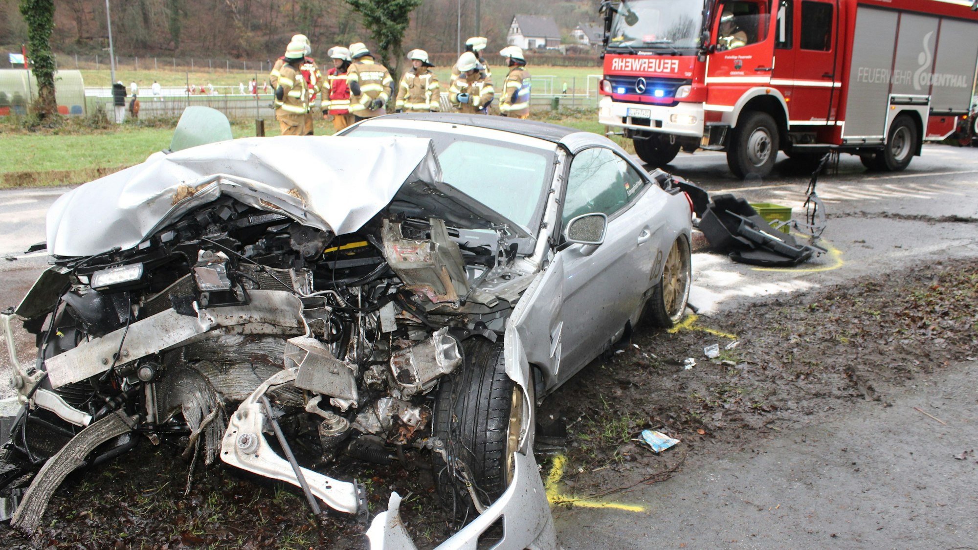Der Fahrer des Mercedes erlitt schwere Verletzungen.
