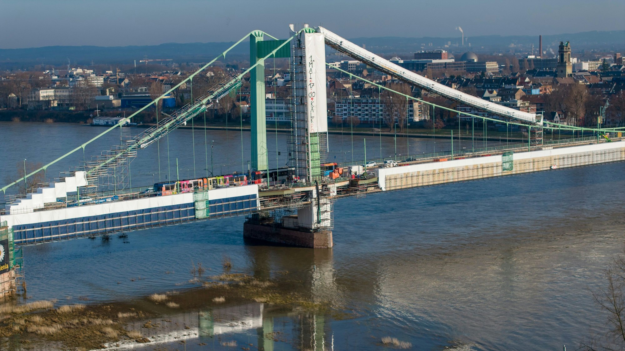 Die Mülheimer Brücke wird derzeit saniert.