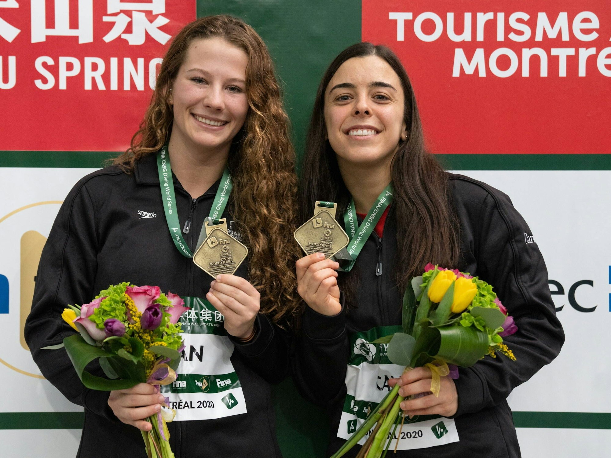Caeli McKay und Meaghan Benfeito mit ihren Bronzemedaillen bei der Siegerehrung.