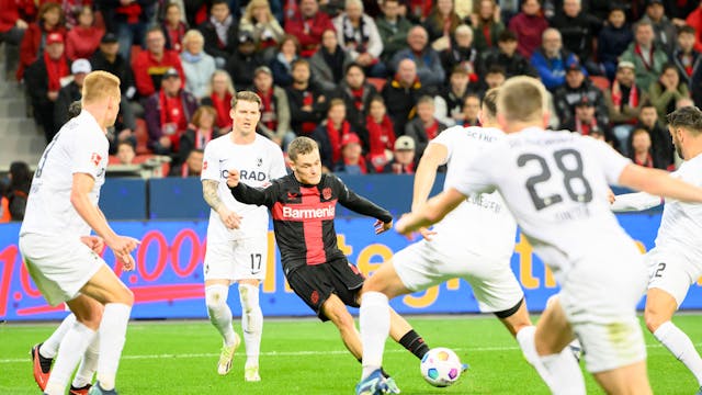 Florian Wirtz schießt das Tor zum 1:0 gegen den SC Freiburg