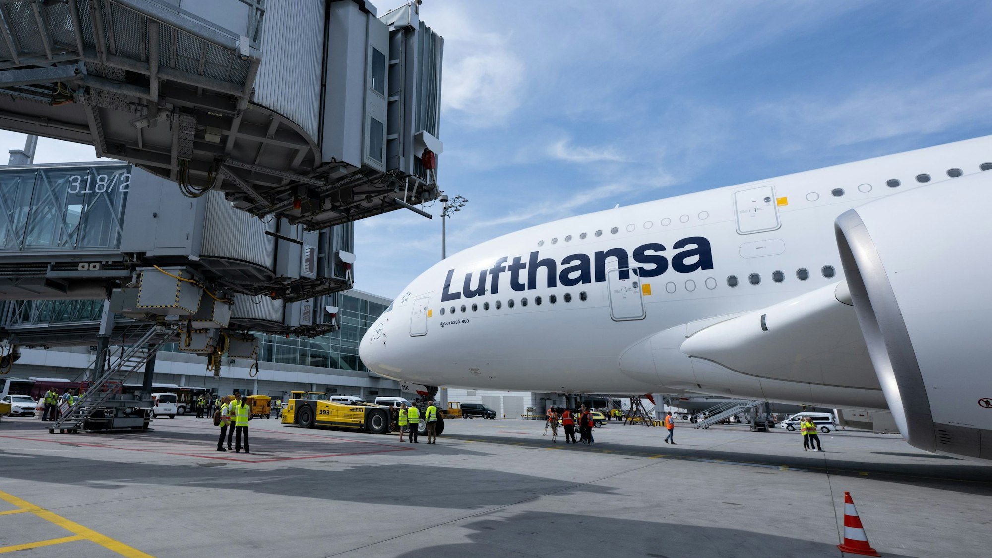 Eine Lufthansa-Maschine des Typs Airbus A380 auf dem Flughafen München (Symbolbild). Für Mittwoch, 7. Februar, hat Verdi zu einem Streik bei der Lufthansa aufgerufen.