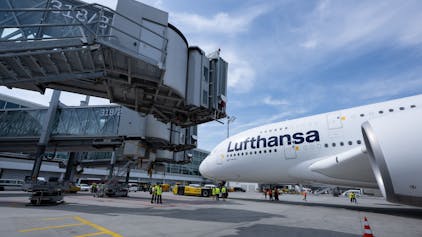 Eine Lufthansa-Maschine des Typs Airbus A380 auf dem Flughafen München (Symbolbild). Für Mittwoch, 7. Februar, hat Verdi zu einem Streik bei der Lufthansa aufgerufen.