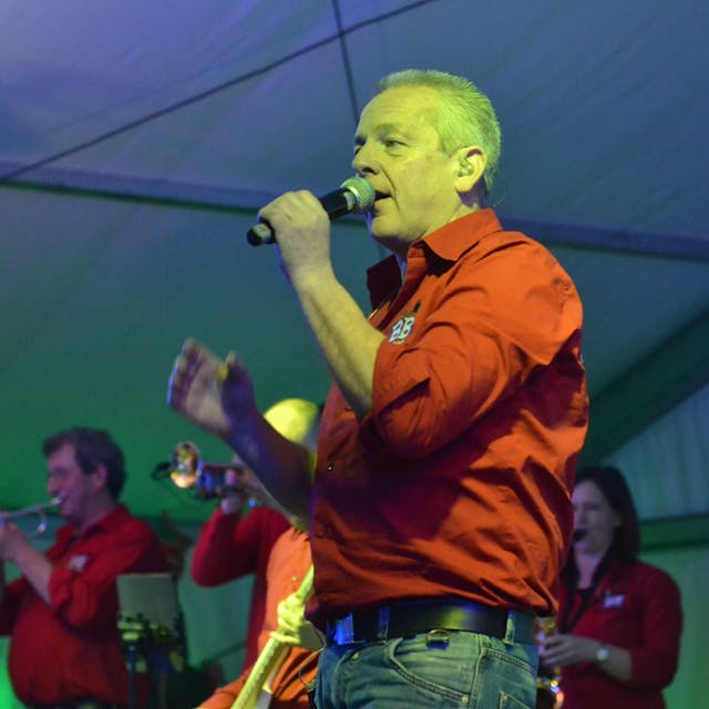 Das Bild zeigt den Sänger der Band im Frauenberger Festzelt.