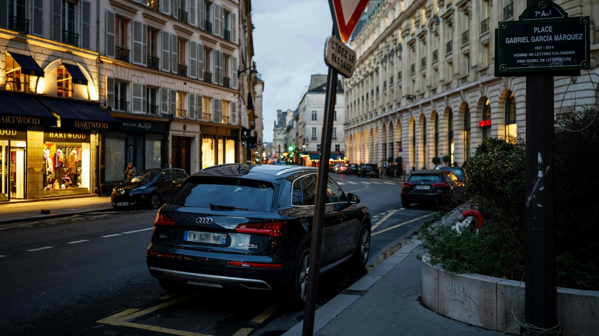 Ein geparkter SUV in Paris während der Abstimm