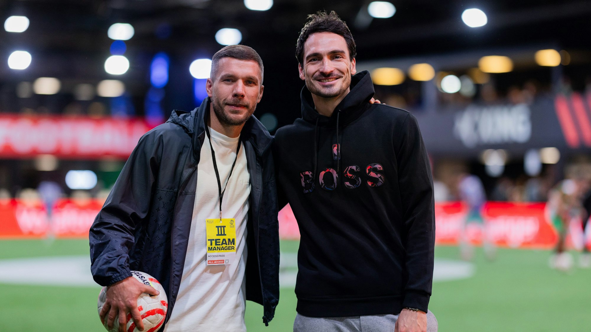 Lukas Podolski (l.) und Mats Hummels, die Präsidenten der Baller League, waren am Montag zu Besuch in der MotorWorld in Köln.