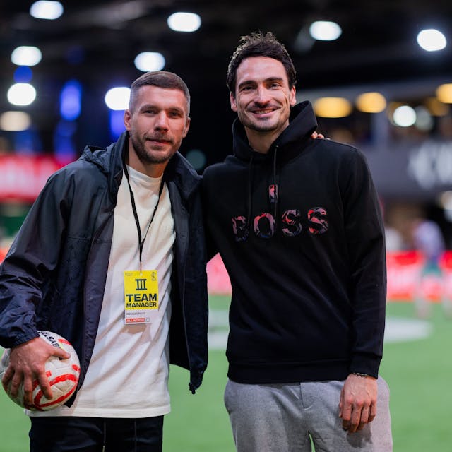 Lukas Podolski (l.) und Mats Hummels, die Präsidenten der Baller League, waren am Montag zu Besuch in der MotorWorld in Köln.