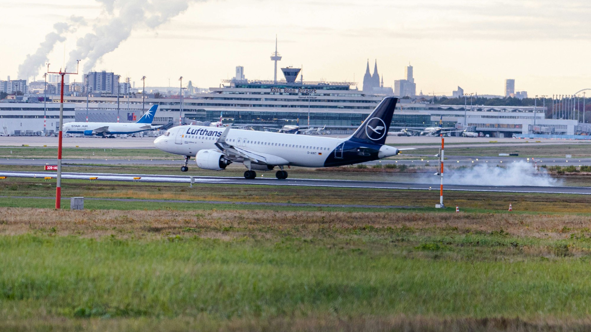 Lufthansa-Maschine landet am Flughafen Köln/Bonn