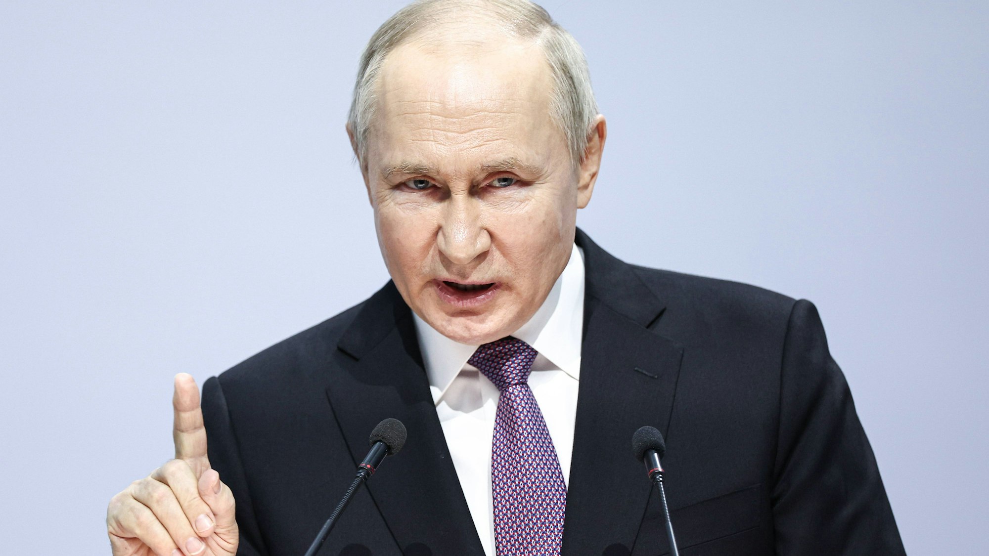 Wladimir Putin hat seine Ziele erneut unterstrichen. Russland befinde sich im „heiligen Kampf“ gegen „Neonazismus“, so der Kremlchef. Seine Drohung hat Putin bereits auf das Baltikum ausgedehnt.