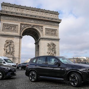 SUV fahren auf der Avenue Champs Elysees in der Nähe des Arc de Triomphe.