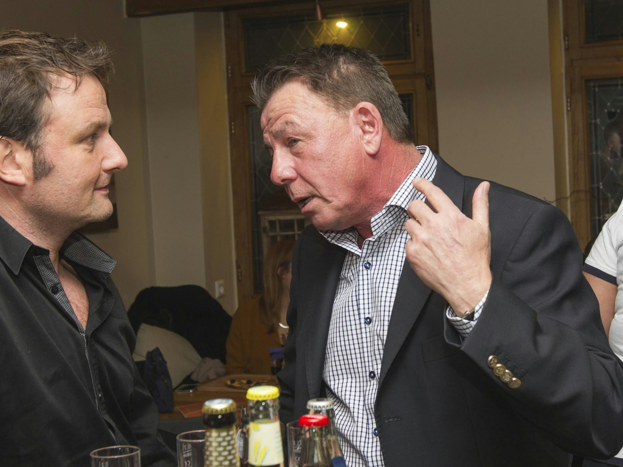 Sportmoderator Thomas Wagner spricht mit dem ehemaligen FC-Profi Dieter Prestin.