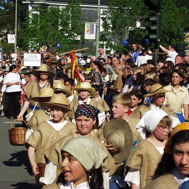 Das Foto zeigt Teilnehmer des Festumzuges zur 700-Jahr-Feier in Bergneustadt im Jahr 2001.