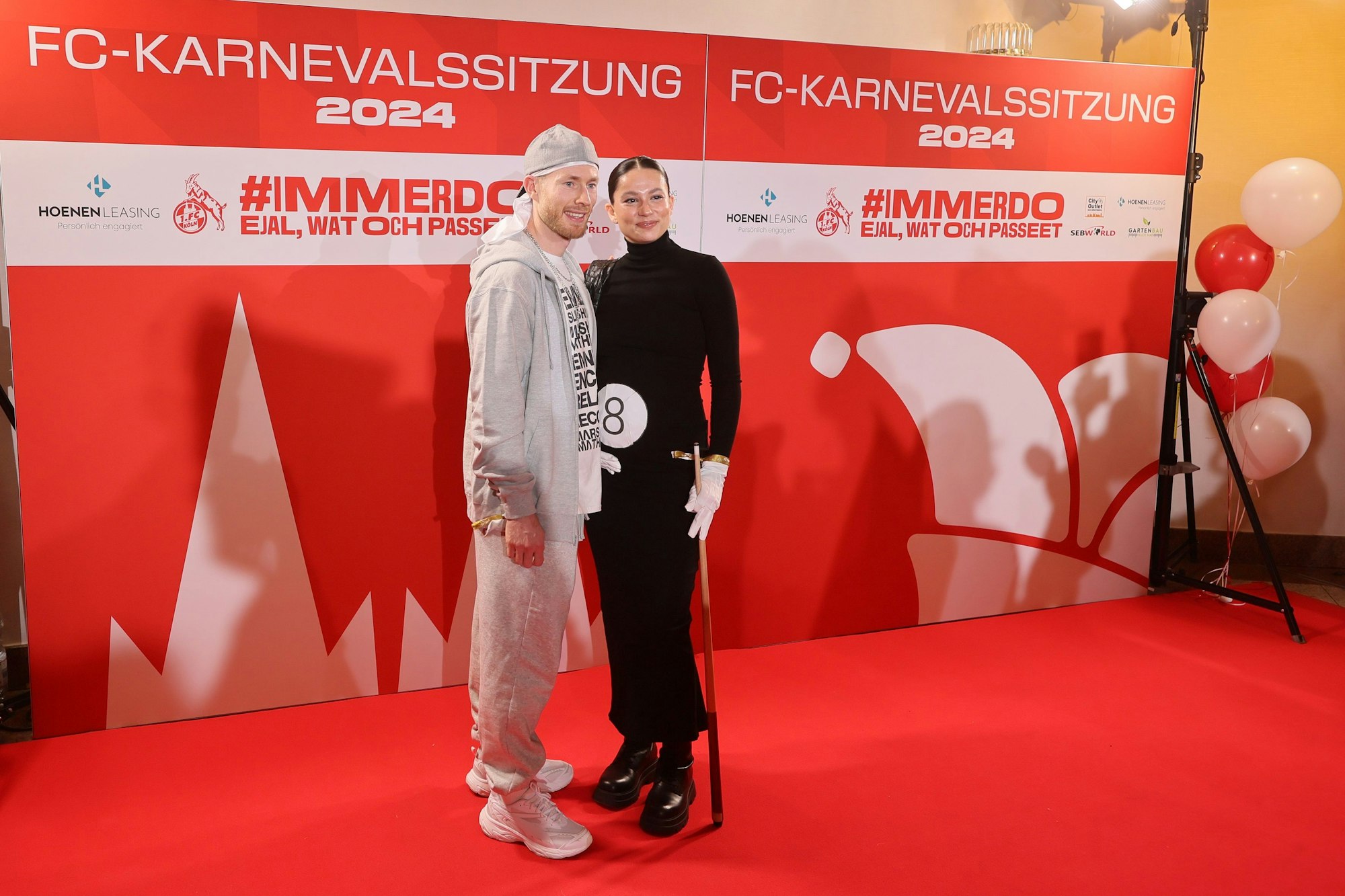 Florian Kainz und Frau Nadine als Rapper und schwarze Acht.