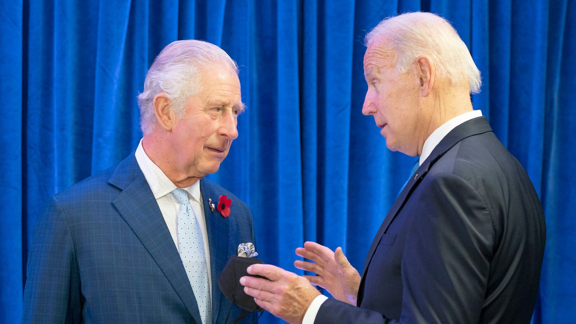 Charles (l.), damals noch Prinz, und US-Präsident Joe Biden bei einem Treffen in Glasgow im November 2021. Biden wünschte König Charles III. Mut im Angesicht der Krebsdiagnose.