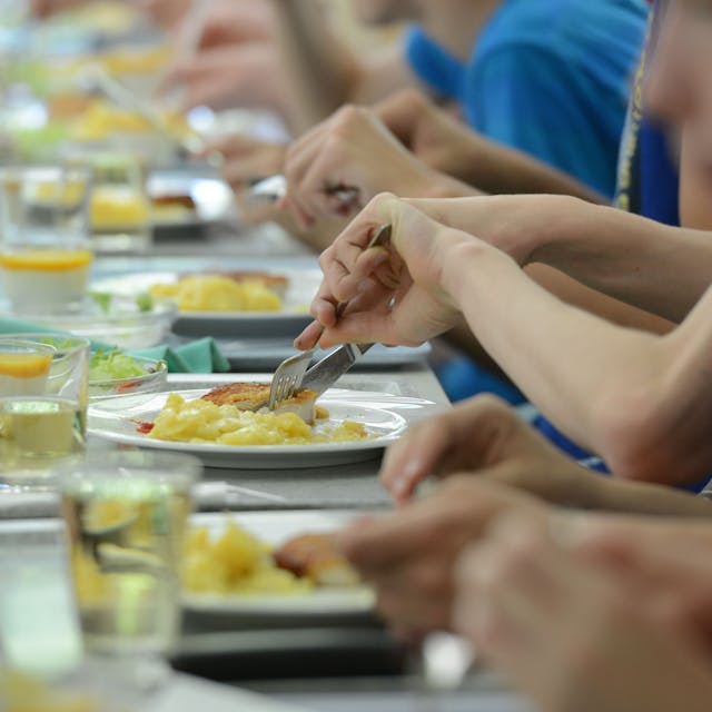 Schüler des Immanuel-Kant-Gymnasiums essen am 08.07.2013 in Leinfelden-Echterdingen in der Mensa der Schule.&nbsp;