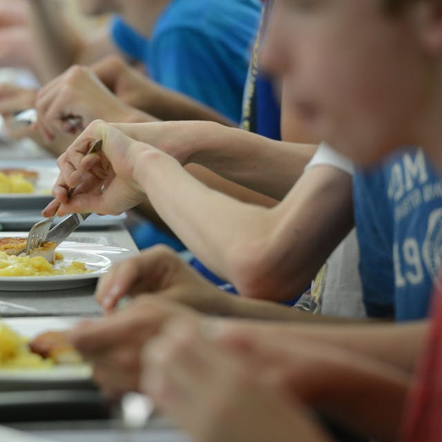 Schüler nehmen ihr Mittagsessen in der Mensa eines Gymnasiums ein.&nbsp;