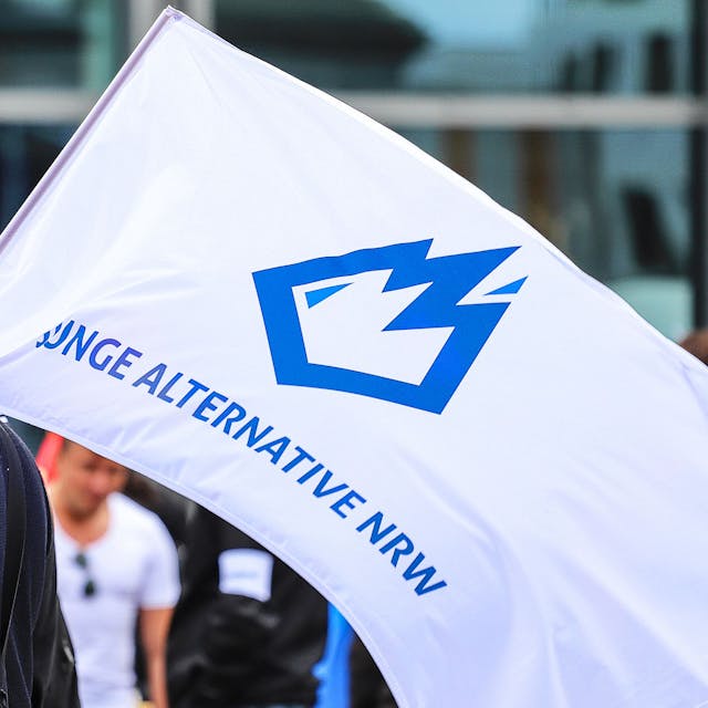 Ein Mitglied der «Jungen Alternative» (JA), Jugendorganisation der AfD, trägt auf einer Wahlkampfveranstaltung eine Fahne mit dem Logo der Organisation.&nbsp;